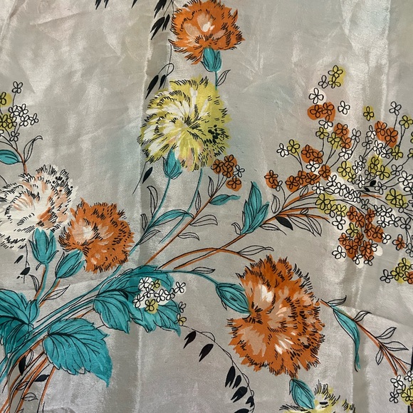 VTG Stunning Hand rolled Silk Scarf with flowers. Unbranded,dove gray background - Picture 7 of 9